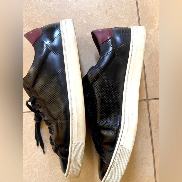 Burberry Black and White leather Sneakers with Streamlined Silhouette - Picture 3 of 15